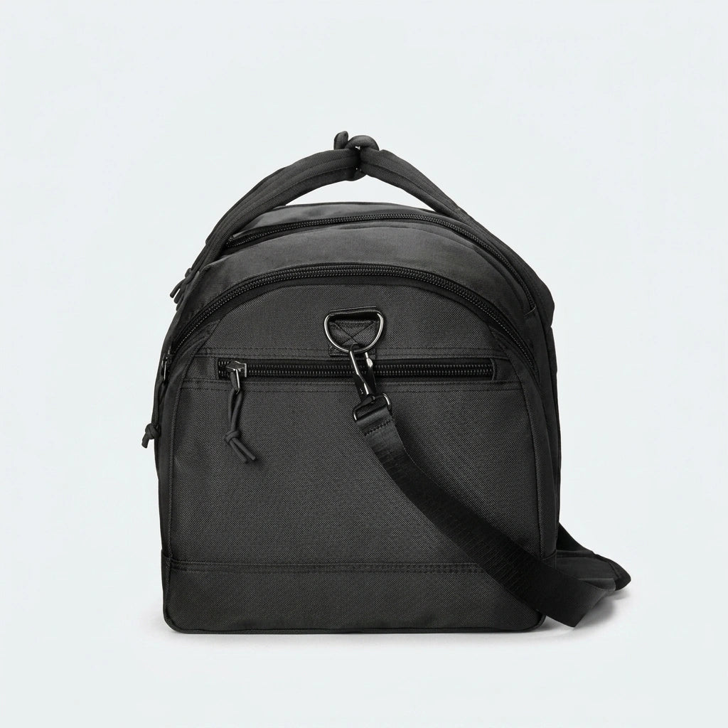 Vue arrière d'un sac de voyage noir avec poche zippée dorsale et anneau d'attache pour bandoulière