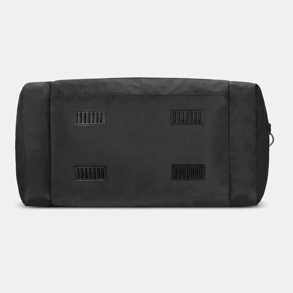 Dessous d'un sac de voyage noir avec quatre patins antidérapants en plastique pour protéger le fond