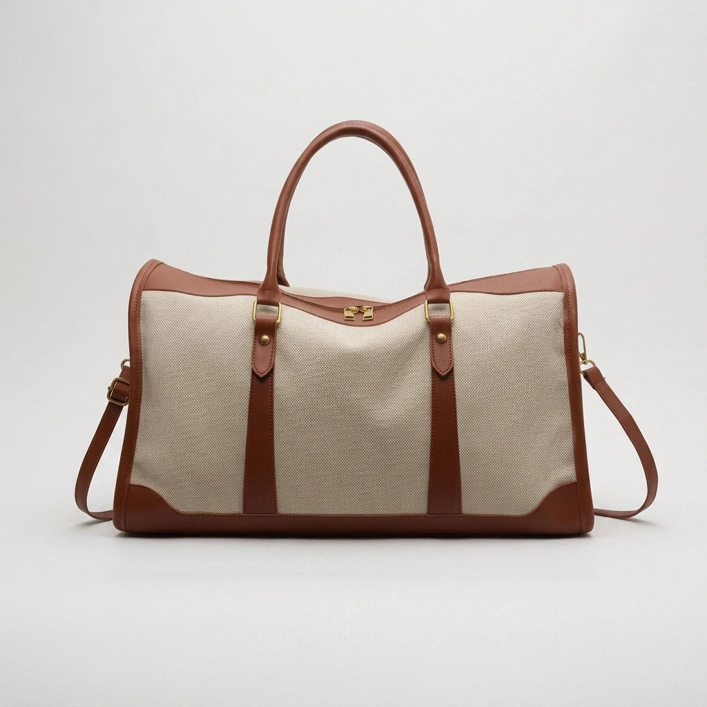 Sac de voyage vintage camel grande taille, vue de face sur fond gris avec fermeture à clé dorée et bandoulière