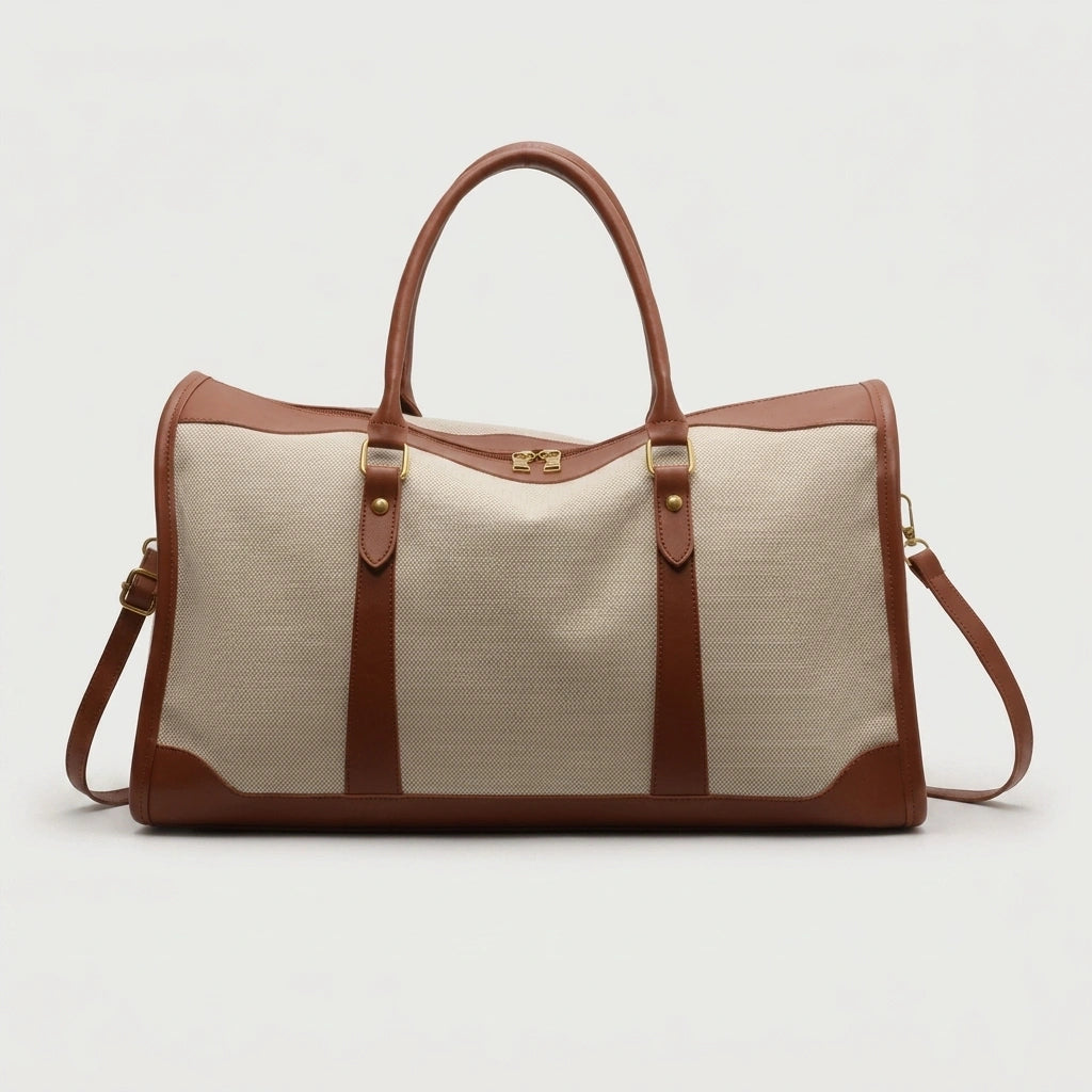 Sac de voyage vintage camel petit format, vue de face sur fond gris, double poignée et bandoulière réglable