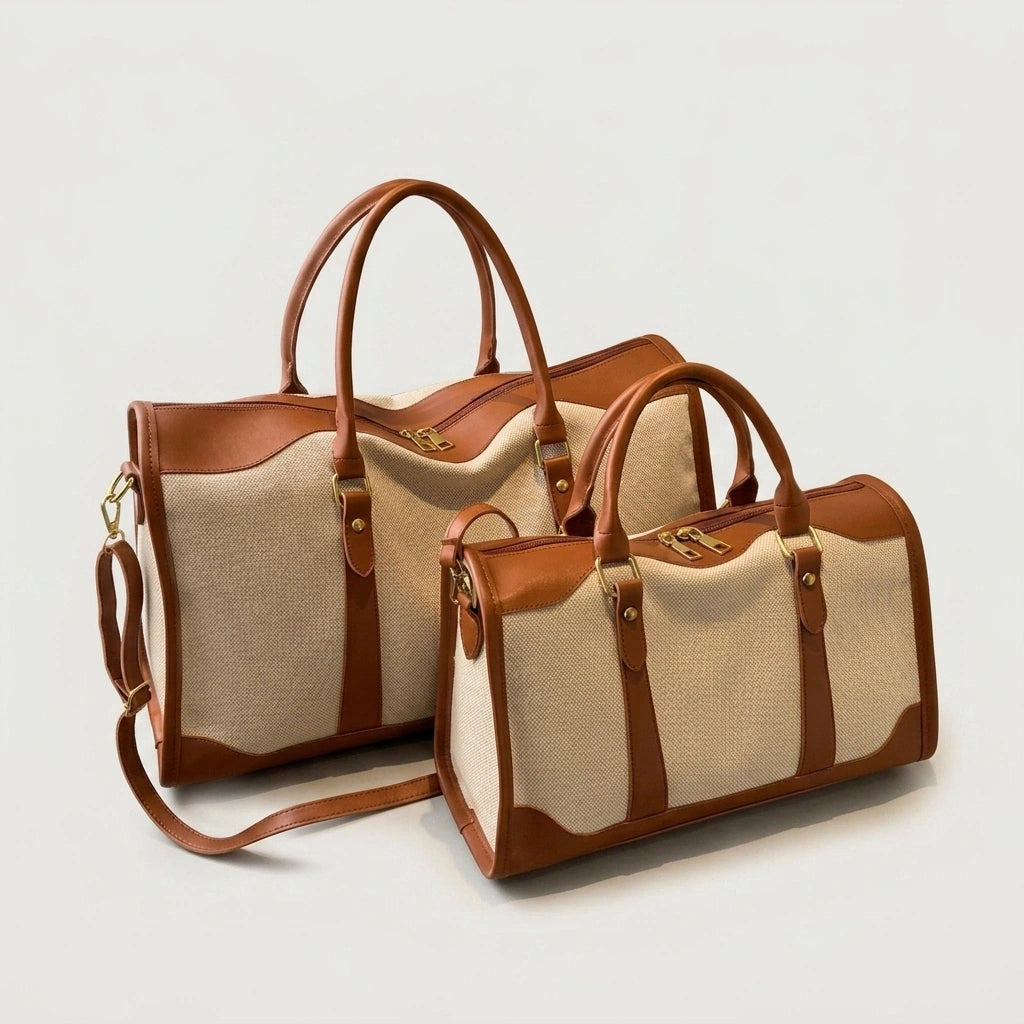 Comparaison des deux tailles du sac de voyage vintage en toile beige et cuir cognac, côte à côte en studio