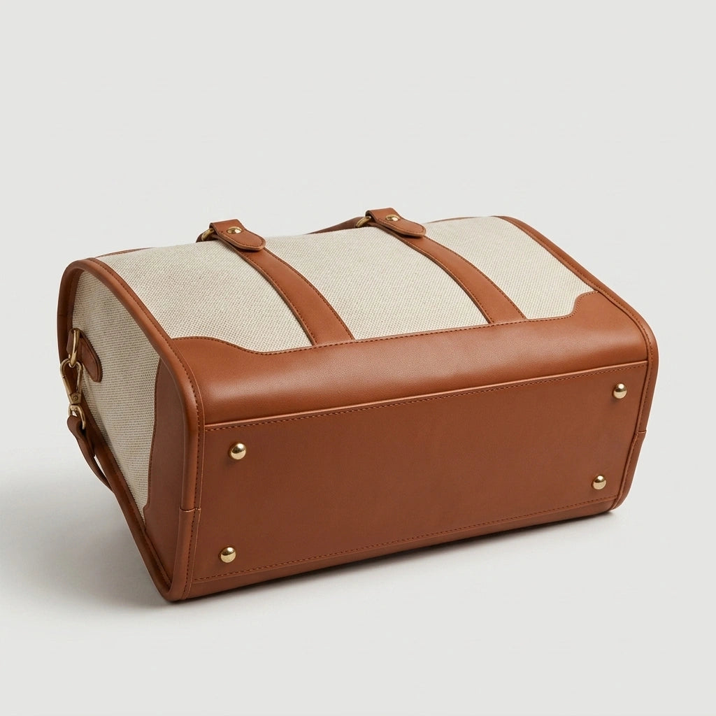 Dessous du sac de voyage vintage camel grande taille, cuir cognac rigide avec rivets dorés aux quatre coins