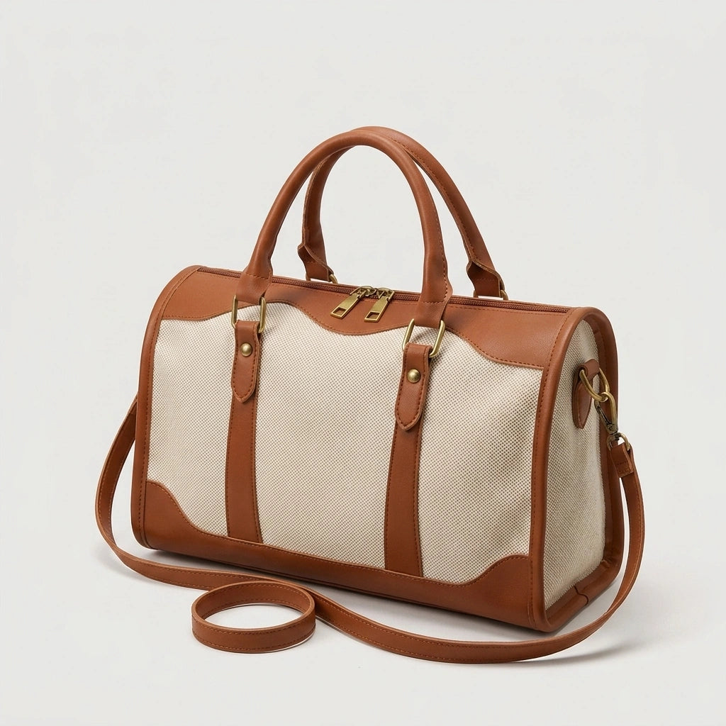 Sac de voyage vintage camel petit format, vue 3/4 avec bandoulière cognac déroulée et hardware doré