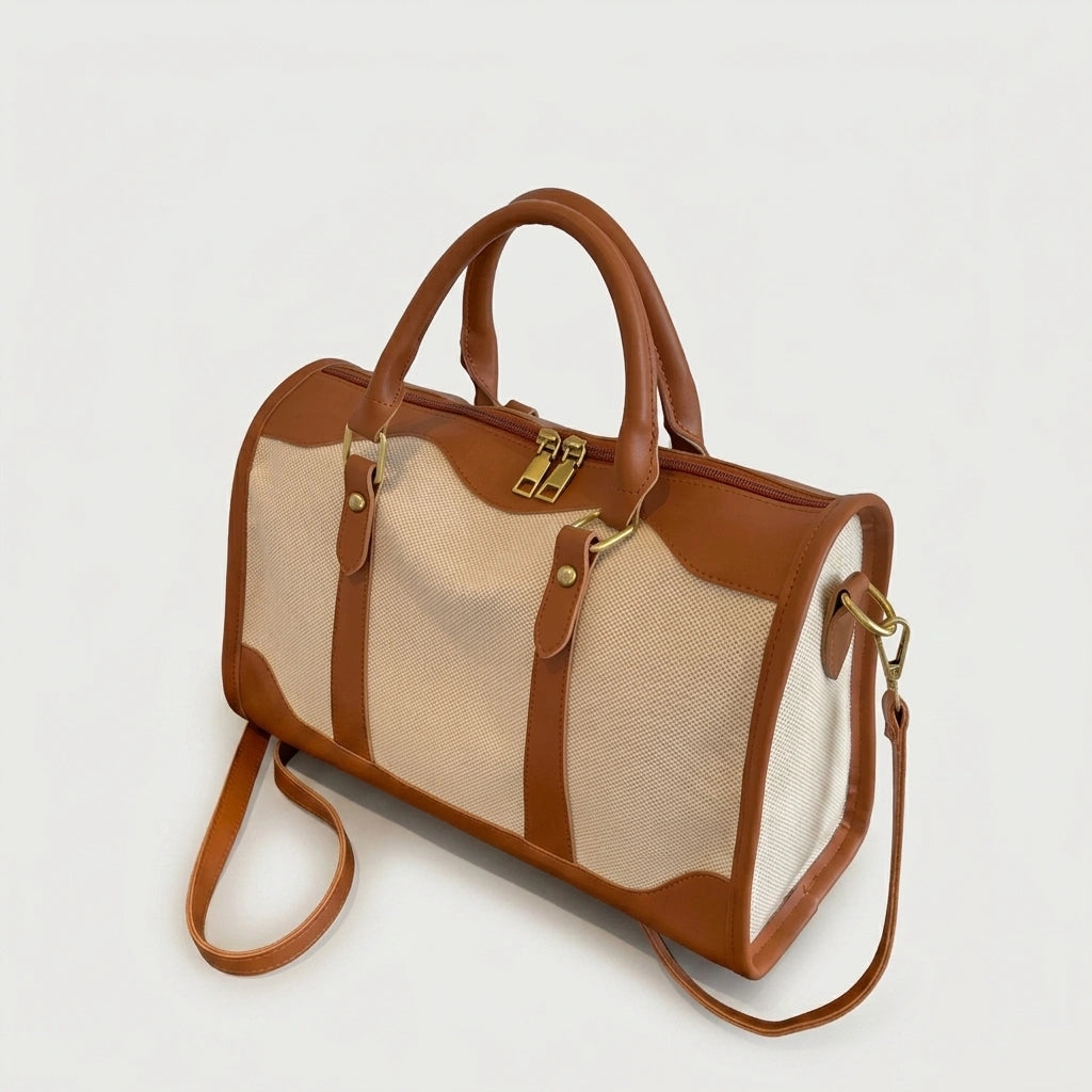 Petit sac de voyage vintage en toile beige et cuir camel, vue 3/4 avec bandoulière posée au sol