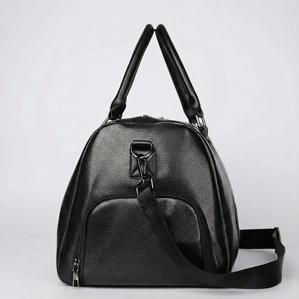 Sac de voyage homme noir en simili cuir avec poignées renforcées, bandoulière réglable et poche frontale zippée