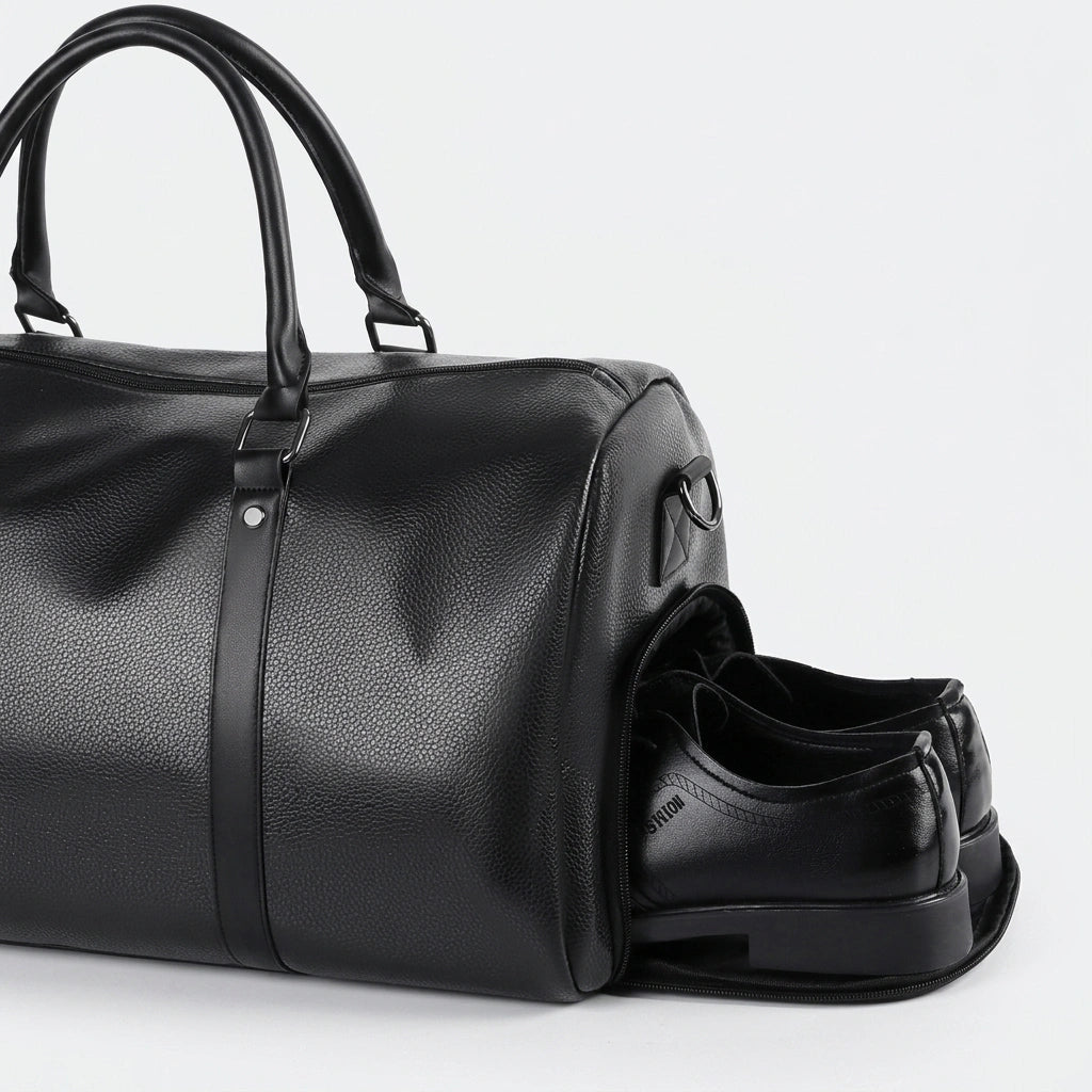 Sac de voyage en simili cuir noir avec compartiment chaussures latéral ouvert, chaussures visibles