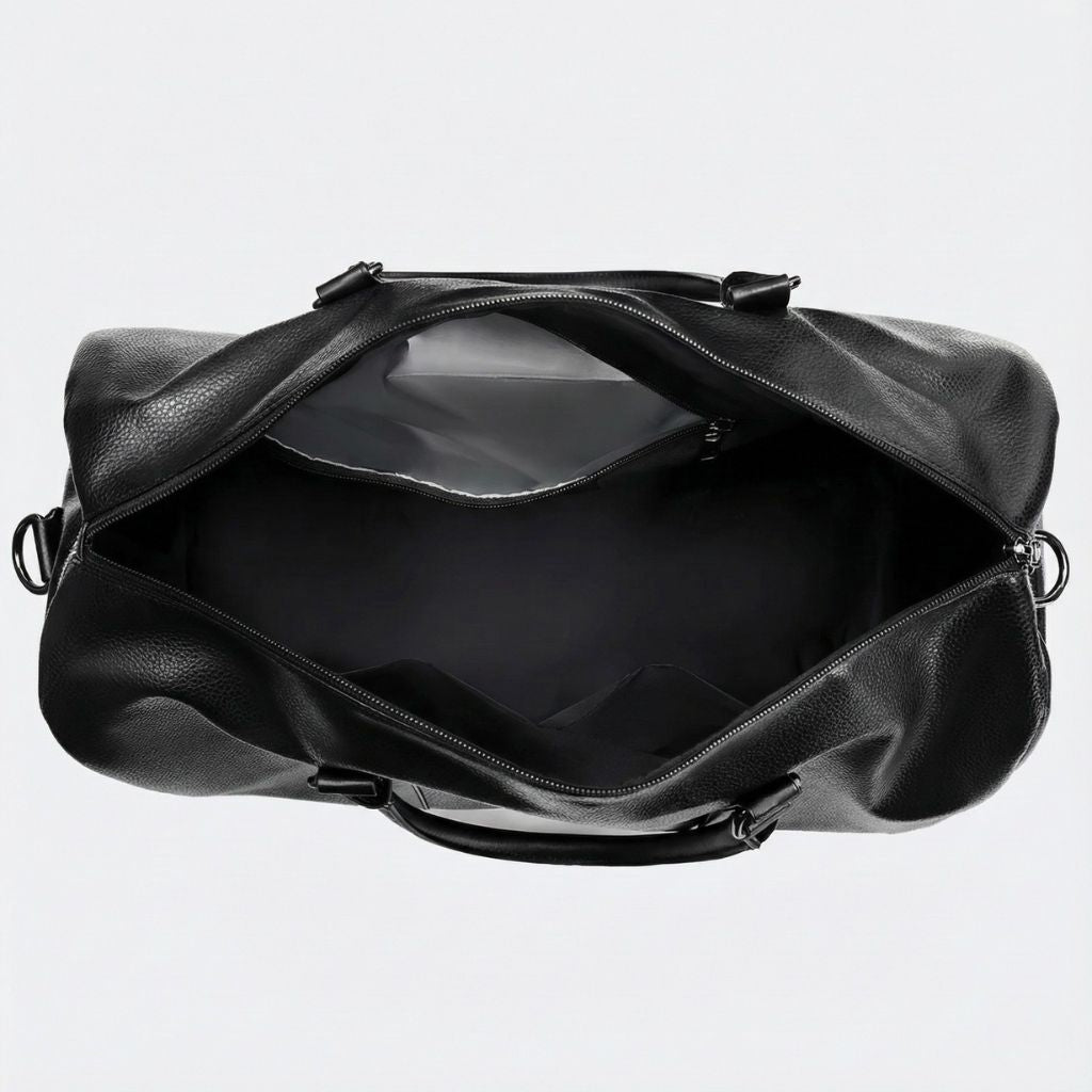Sac de voyage homme noir en simili cuir avec grand compartiment principal zippé et poche intérieure séparée