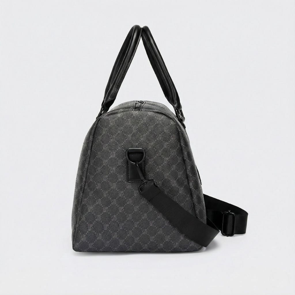 Sac de voyage homme week-end gris à motif discret, vue latérale avec attache métallique robuste pour la bandoulière et poignées doublées