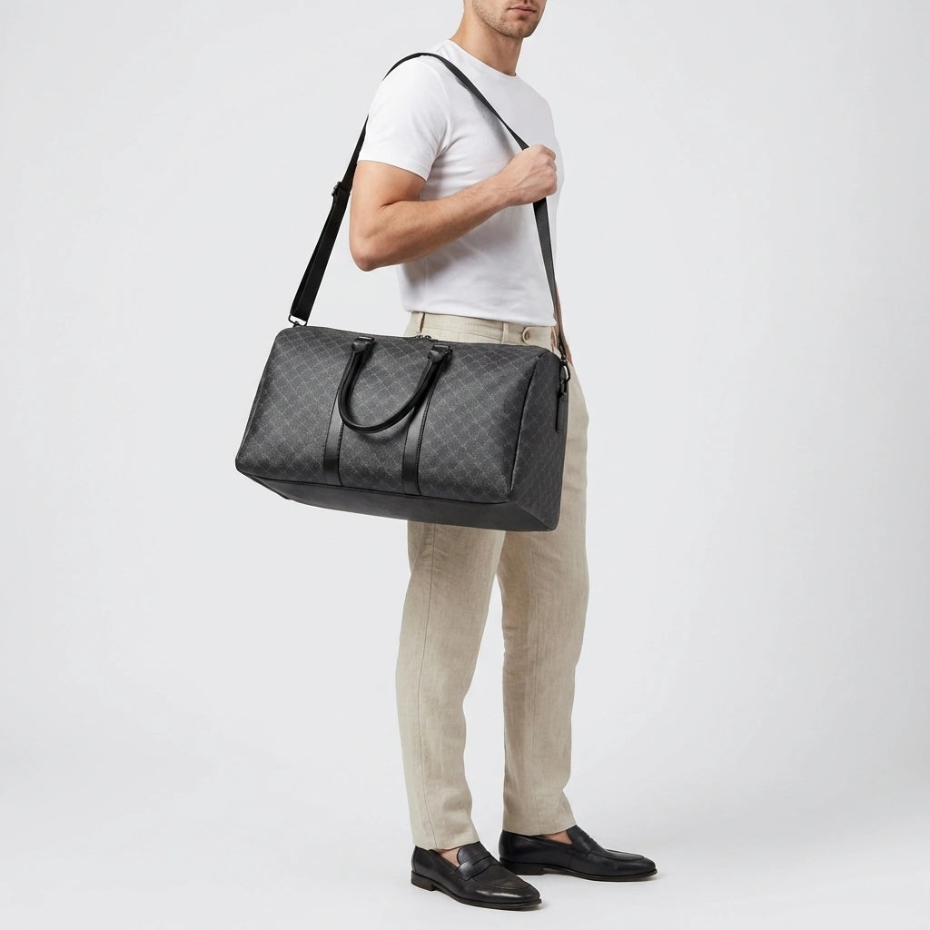 Sac de voyage homme gris damier porté en bandoulière, mannequin en t-shirt blanc et pantalon beige clair