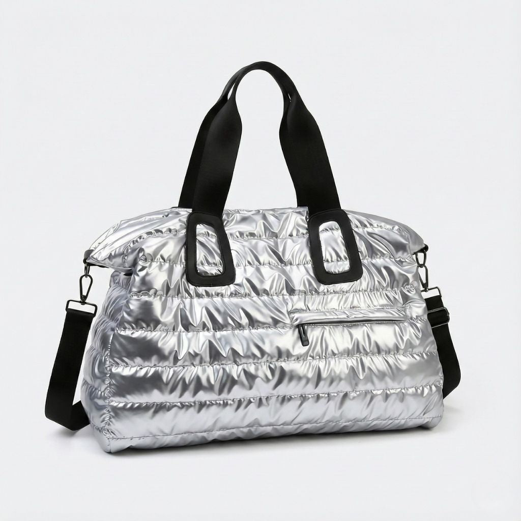 Sac de voyage matelassé grand format souple argenté avec poignées noires, poche zippée frontale et bandoulière amovible
