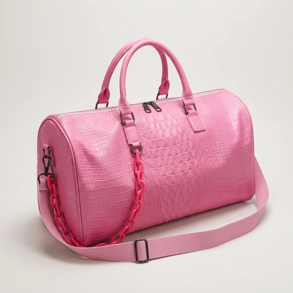 Sac de voyage rose bonbon motif croco imperméable, vue de face 3/4 sur fond gris, style duffle bag