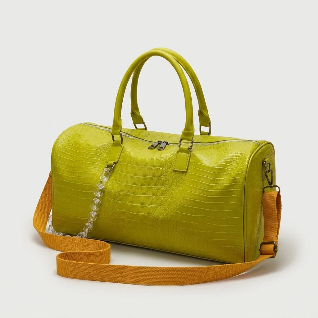 Sac de voyage vert citron motif croco imperméable vue de 3/4, double fermeture éclair et chaîne déco
