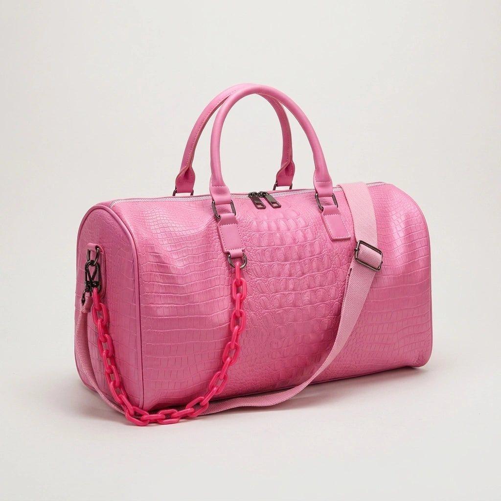 Sac de voyage rose poudré motif croco de côté, montrant la double poignée, fermeture éclair et bandoulière