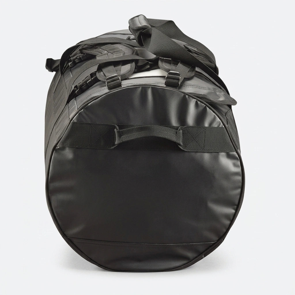 Vue de l'extrémité cylindrique d'un sac de voyage duffel noir 90L, sangles de compression noires