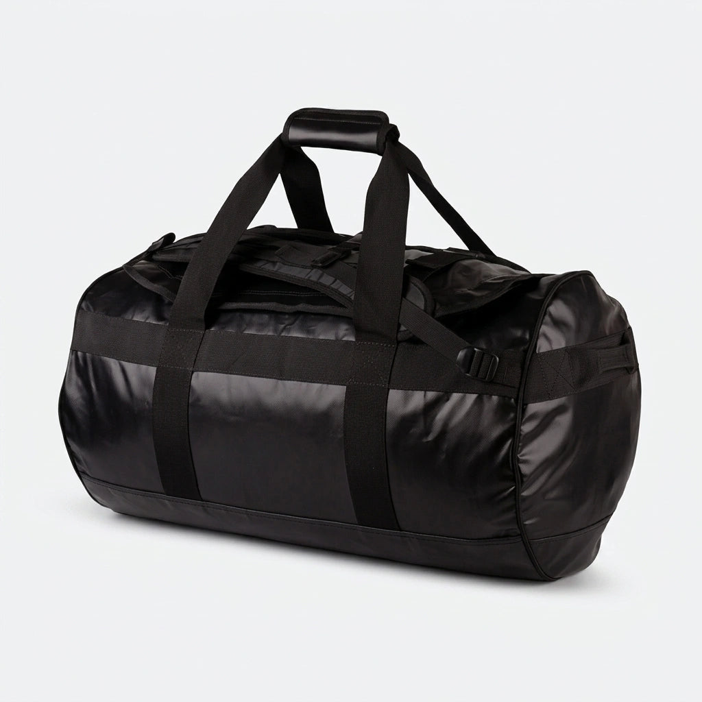 Sac de voyage duffel noir 90L en angle trois quarts, doubles poignées de portage et sangles croisées