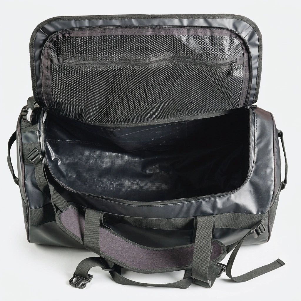 Intérieur d'un sac de voyage duffel noir 90L ouvert, compartiment spacieux et poche filet zippée Image