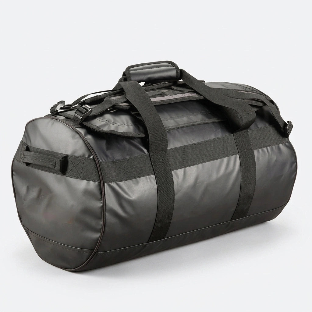 Grand sac de voyage duffel noir 90L en position duffel, vue trois quarts, matière imperméable brillante