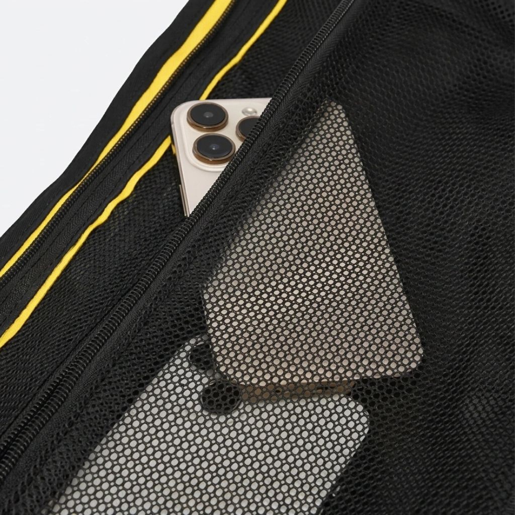 Poche intérieure en filet noir du sac de voyage jaune avec smartphone rangé et fermeture éclair jaune