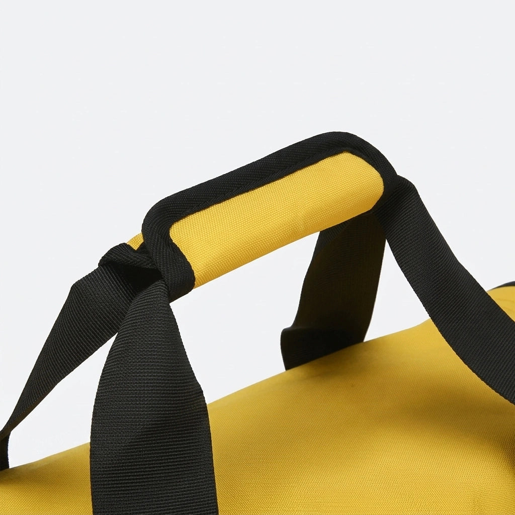 Gros plan sur la poignée supérieure rembourrée jaune et noire du sac de voyage en toile polyester