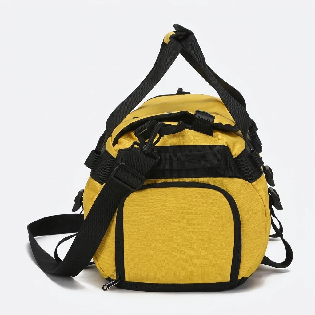 Vue latérale du sac de voyage duffle jaune avec grande poche zippée et sangles de compression noires
