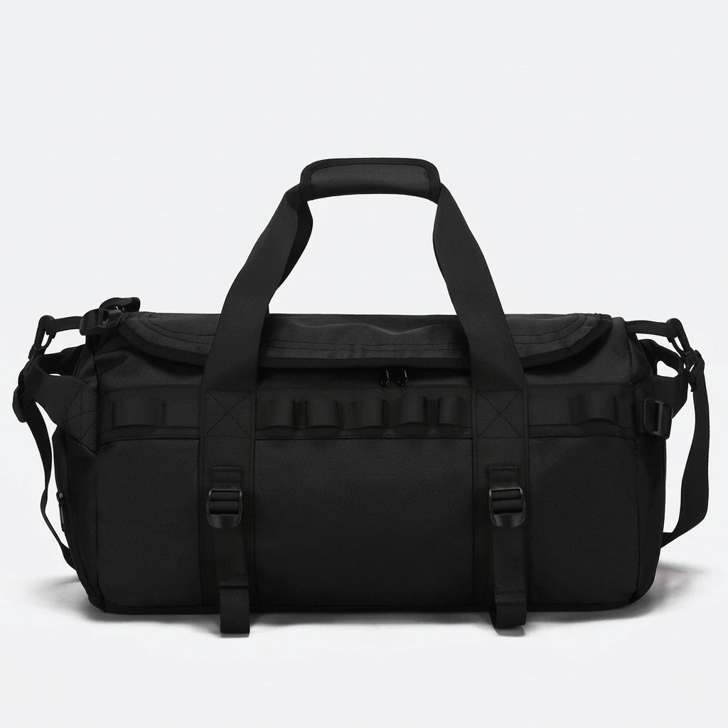 Sac de voyage duffle entièrement noir avec sangles, boucles et fermetures assorties sur fond studio clair