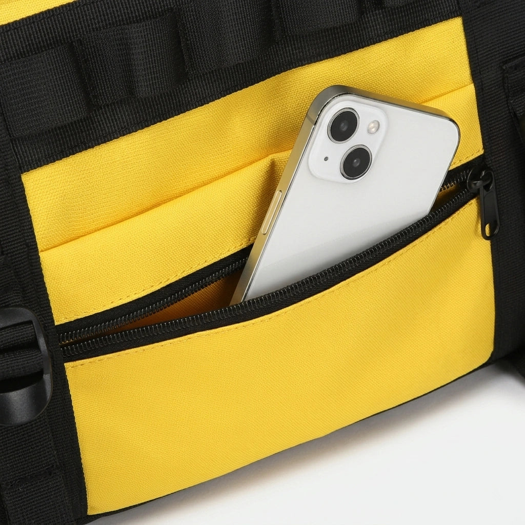 Poche frontale zippée jaune du sac de voyage avec smartphone glissé dans la fente pour accès rapide