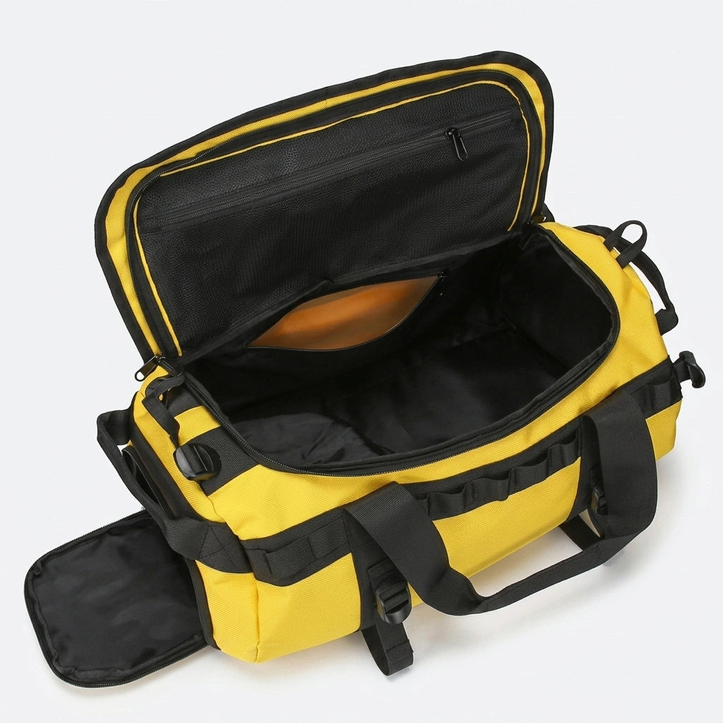Sac de voyage jaune ouvert montrant le compartiment principal vide, le rabat filet et la poche latérale