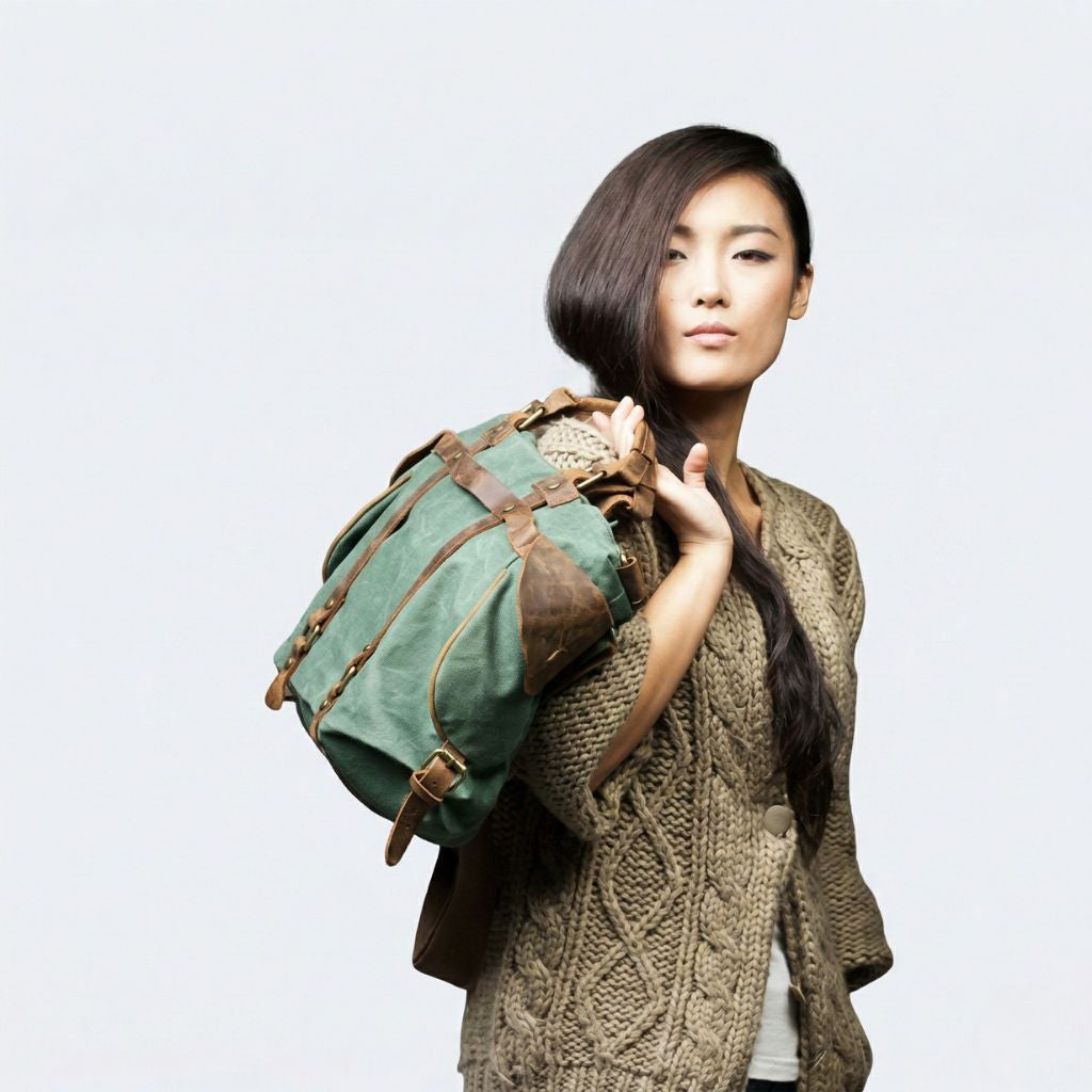 Lifestyle : femme portant le sac de voyage vert forêt à l'épaule par les poignées cuir, vue de face 3/4