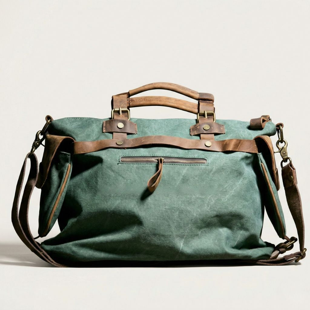 Dos du sac de voyage vert forêt avec poche zippée centrale, poignée cuir au dessus et bandoulière accrochée
