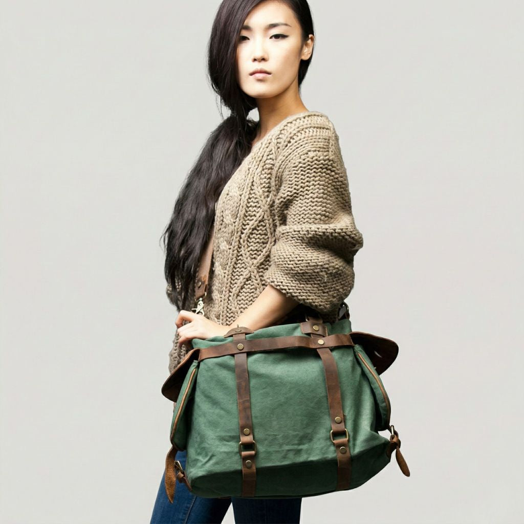Lifestyle : femme portant le sac de voyage vert forêt en bandoulière croisée mode messenger, vue de face