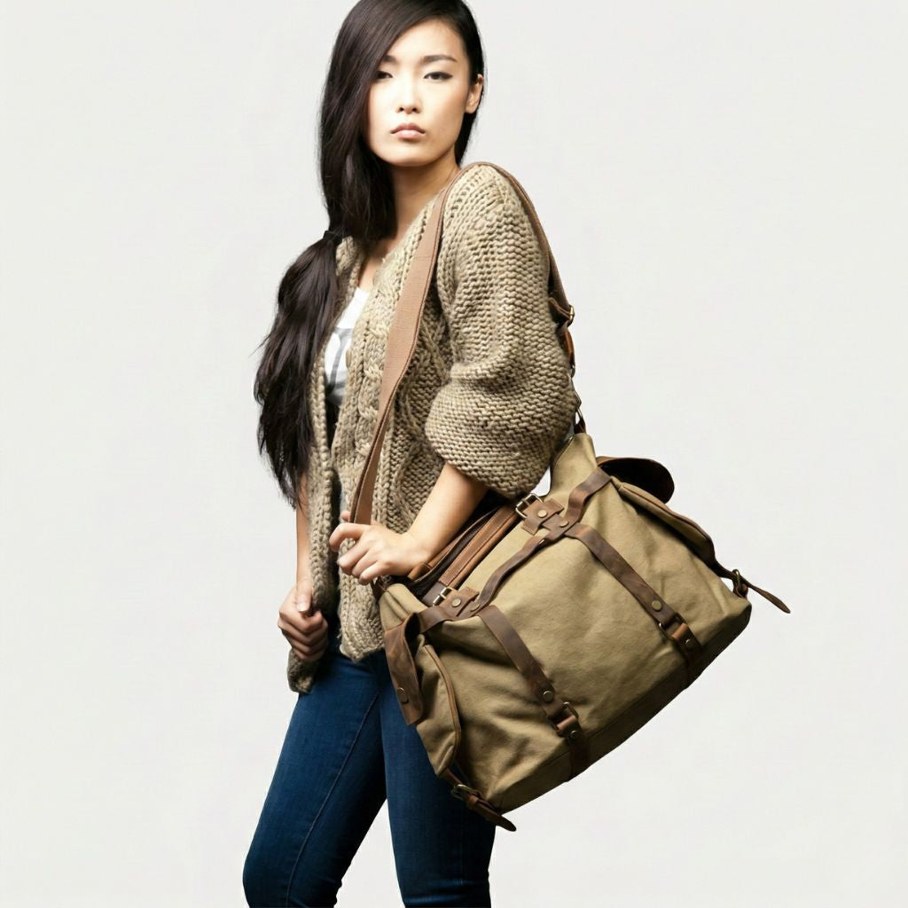 Lifestyle : femme portant le sac de voyage kaki sable en bandoulière croisée style messenger, vue de face