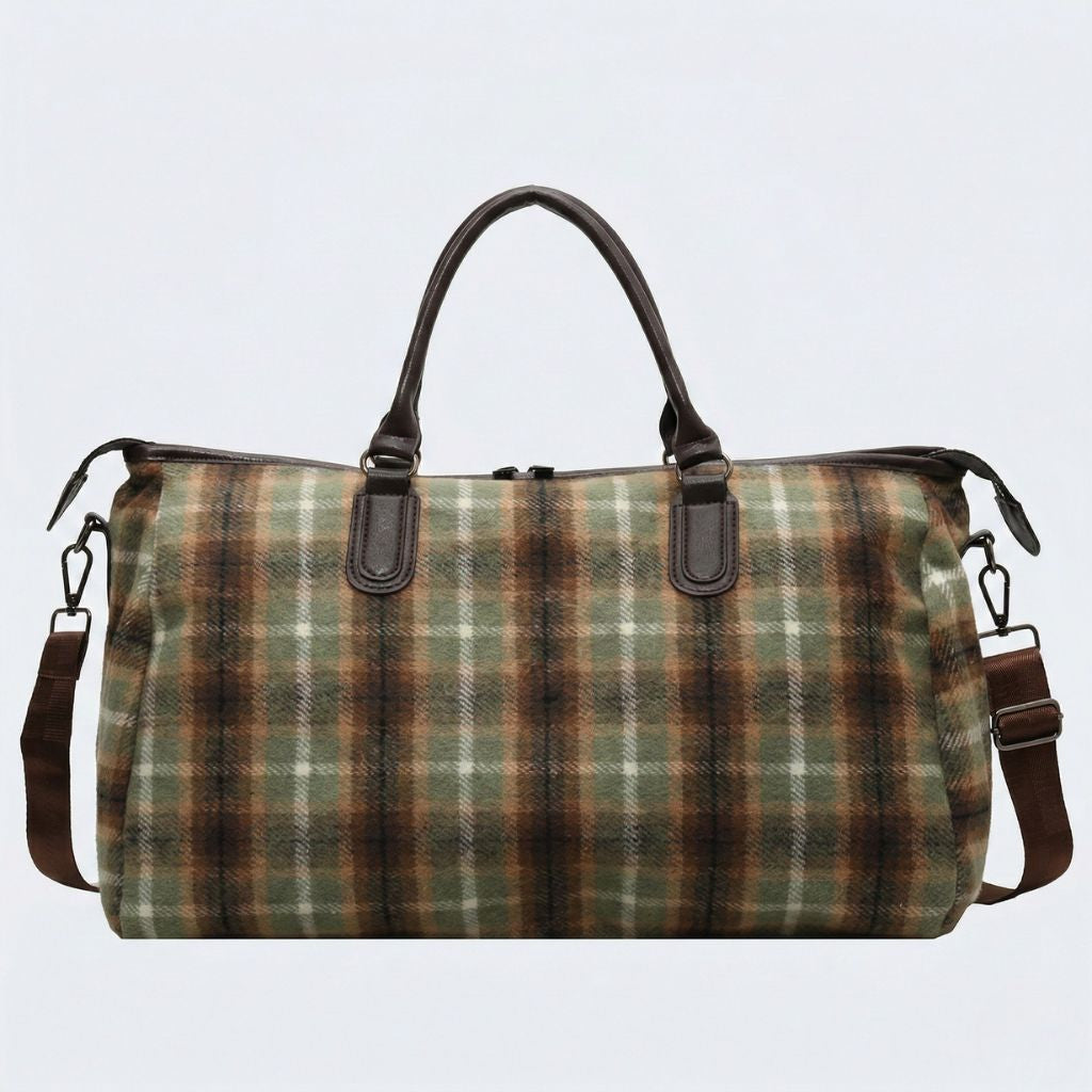 Sac de voyage en toile à carreaux tartan vert, roux et blanc, vu de face avec ses poignées et bandoulière
