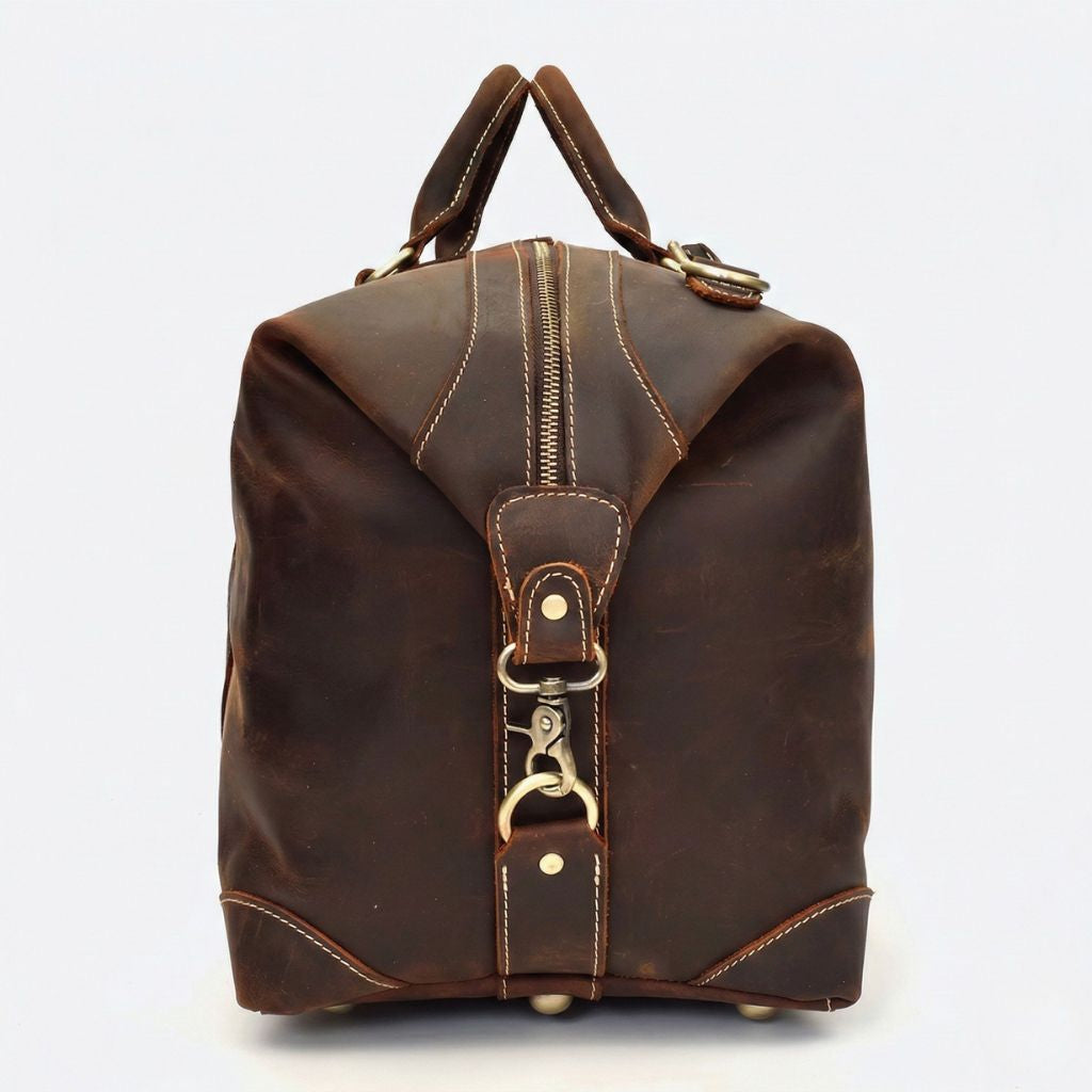 Tranche du sac de voyage cuir marron chocolat, fermeture zippée verticale et crochets laiton amovibles