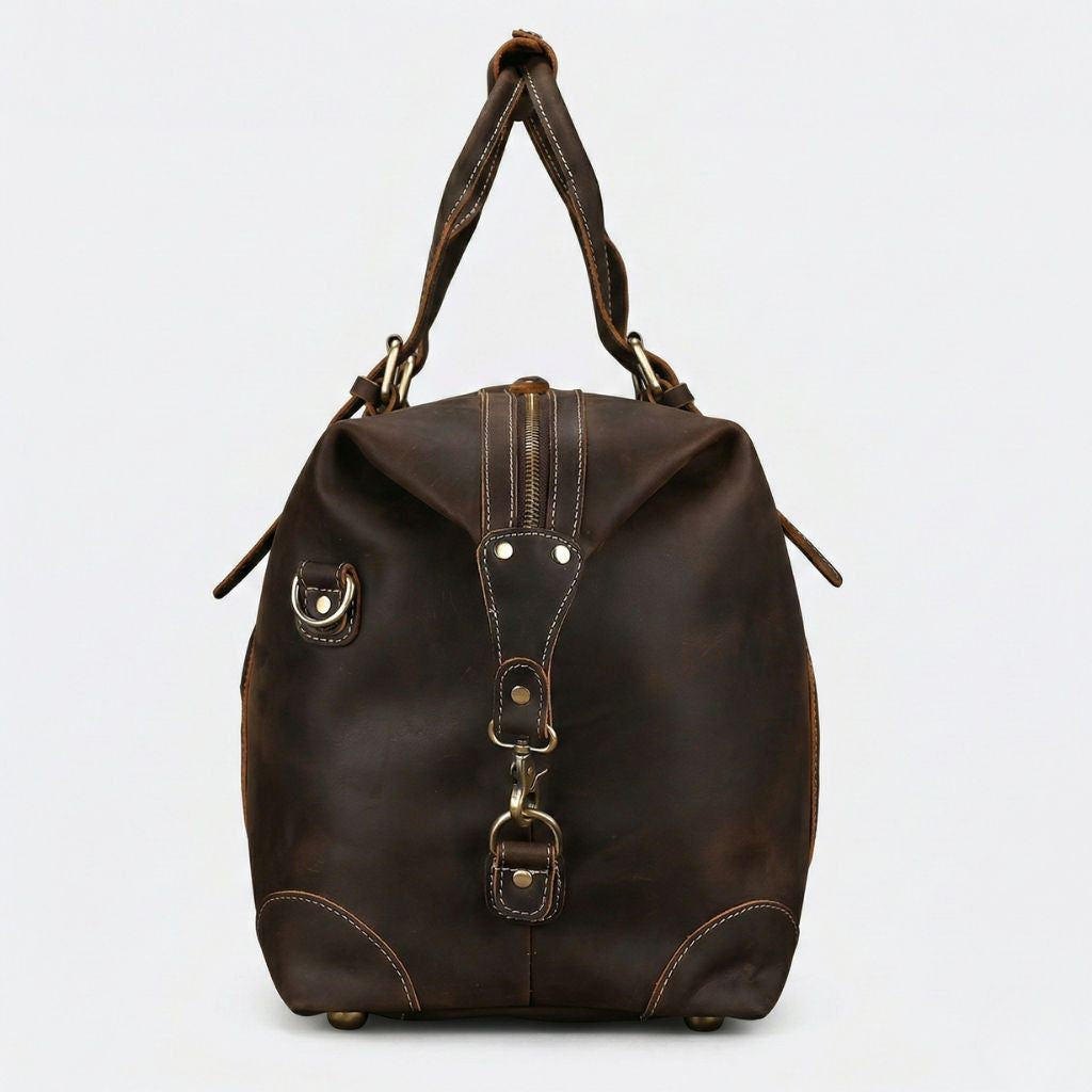 Tranche du sac de voyage cuir marron chocolat, fermeture zippée verticale et crochet de bandoulière laiton