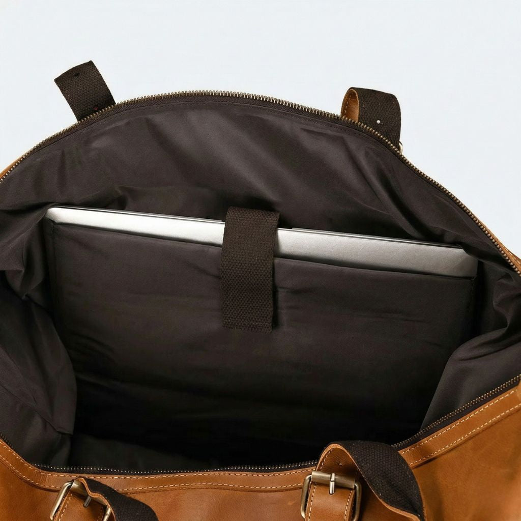 Poche ordinateur intérieure en nylon kaki, languette canvas noire et laptop argenté glissé dans le fond Image
