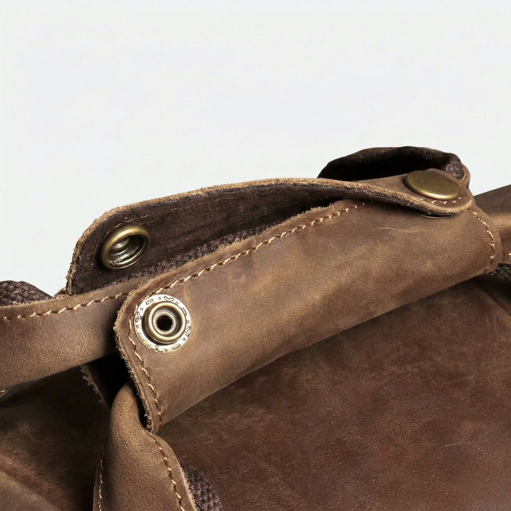 Coutures contrastantes et rivets bronze du sac de voyage, épaisseur du cuir Crazy Horse marron vieilli