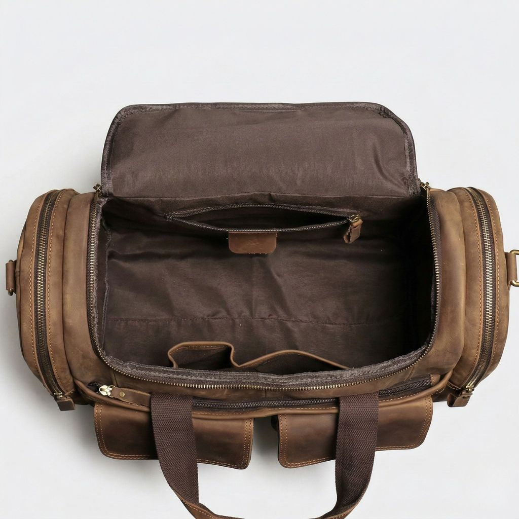Compartiment principal du sac de voyage cabine ouvert, intérieur marron avec poche zippée et séparateur cuir