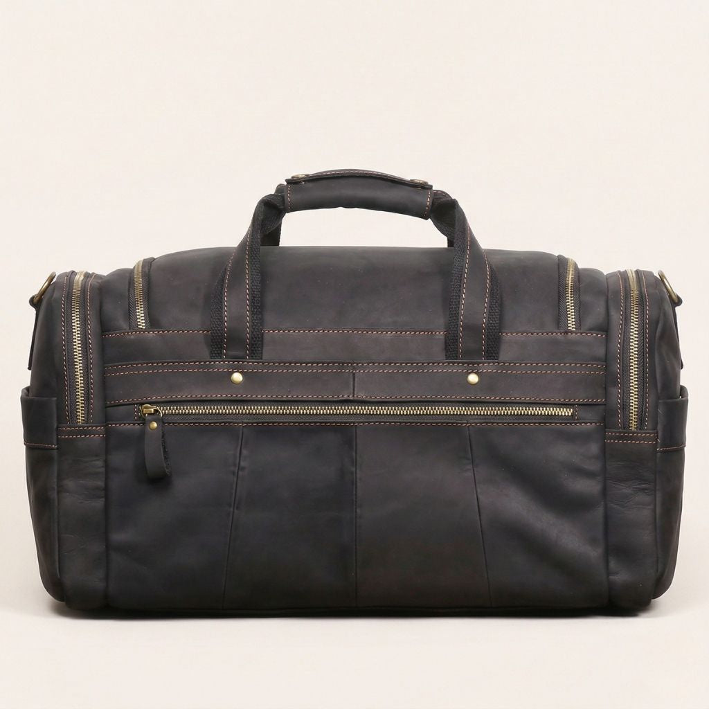 Face arrière du sac de voyage cabine cuir Crazy Horse noir, grande poche zippée pleine largeur, rivets bronze