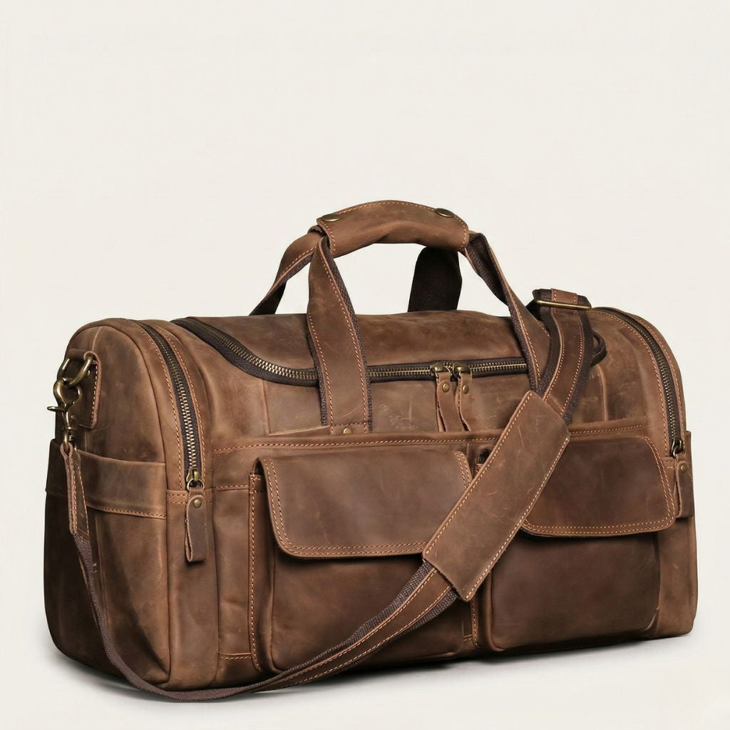 Sac de voyage cuir Crazy Horse marron, vue trois-quarts droit, profil cylindrique et poches avant visibles