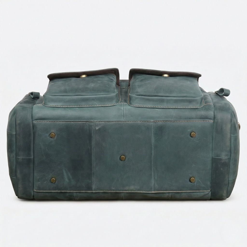 Semelle du sac de voyage cabine cuir Crazy Horse bleu-gris, cinq pieds protecteurs bronze, base structurée