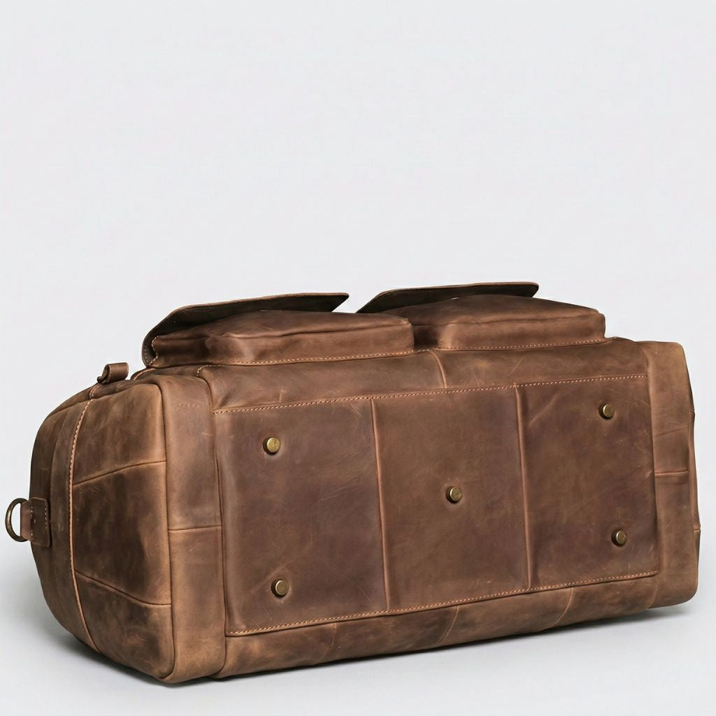 Semelle du sac de voyage cabine en cuir Crazy Horse, cinq pieds protecteurs en bronze, base structurée Image