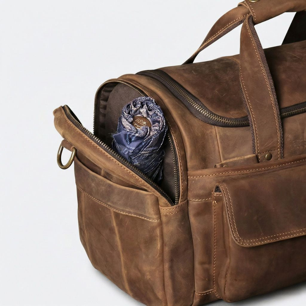 Poche latérale zippée du sac de voyage cabine ouverte avec un parapluie compact, cuir Crazy Horse marron