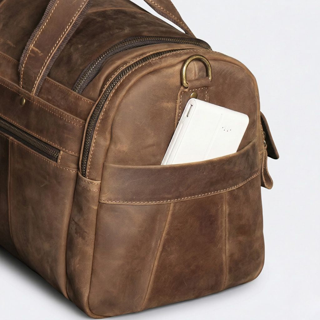 Poche frontale du sac de voyage cabine ouverte avec une tablette blanche glissée dedans, anneau D bronze