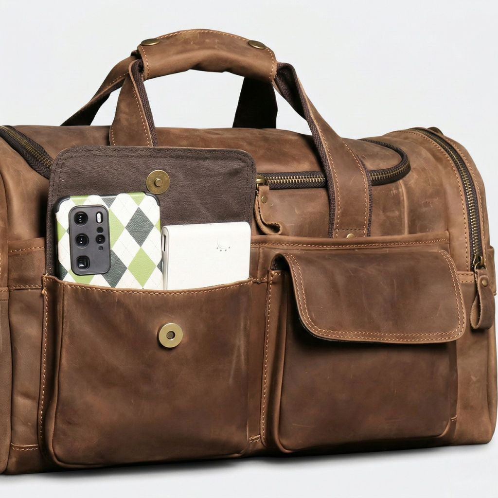 Poches avant du sac de voyage cabine : téléphone et carnet dans la poche principale à bouton-pression bronze