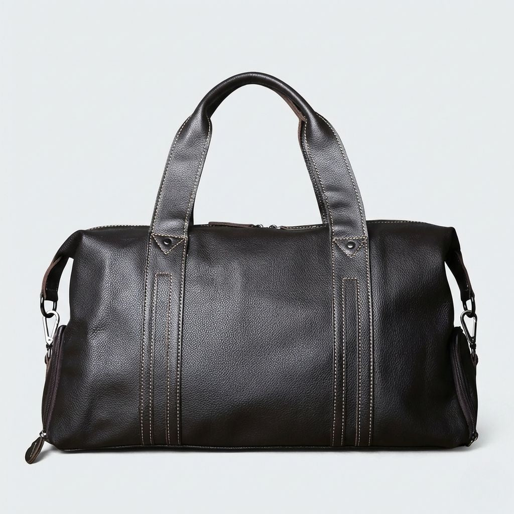 Vue de face du sac de voyage cuir grainé marron foncé, détail des bandes verticales et coutures blanches