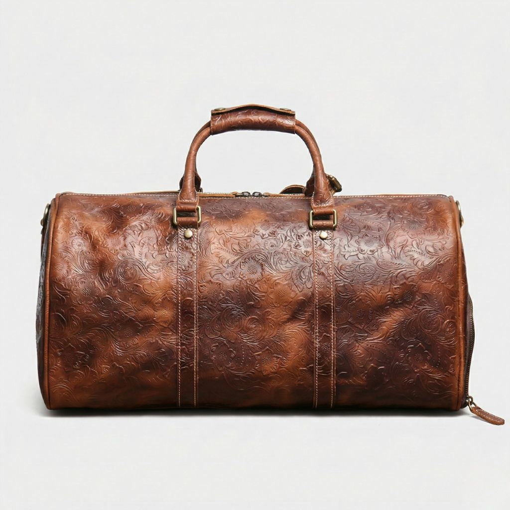 Vue frontale du sac de voyage cuir brun embossé floral cylindrique, motifs floraux visibles sur toute la surface