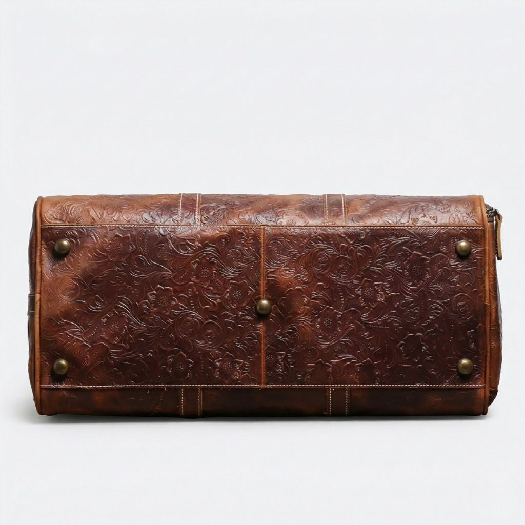 Base du sac de voyage en cuir marron embossé motif floral avec pieds de protection en laiton, coutures renforcées Image