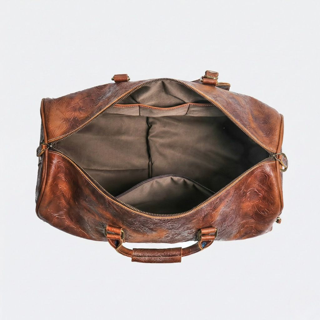 Intérieur ouvert du sac de voyage en cuir : grand compartiment avec séparateur en tissu taupe et poche intérieure