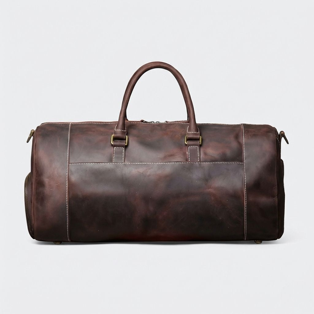 Dos du grand sac de voyage en cuir brun chocolat, anneaux D en laiton et surpiqûres blanches contrastantes
