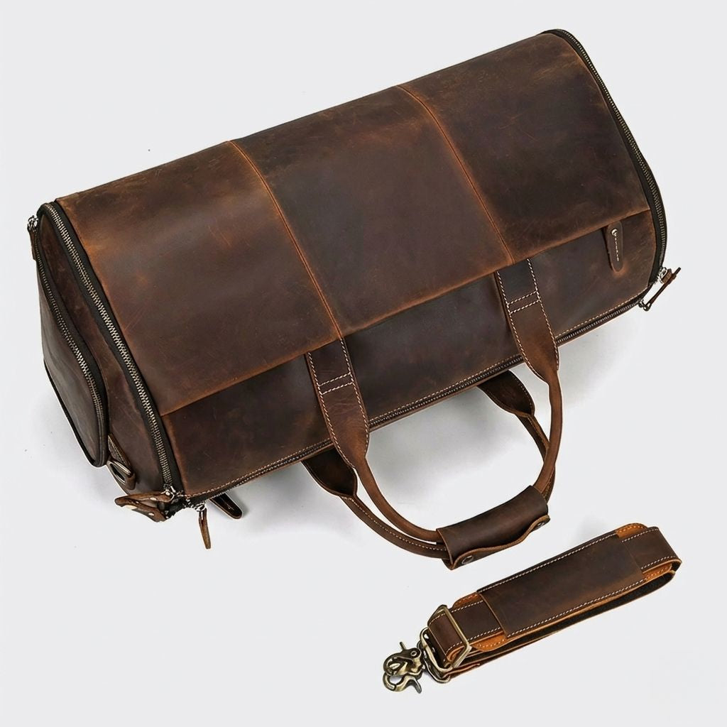 Sac de voyage week-end en cuir brun foncé vintage avec deux poignées de portage et bandoulière amovible détachée Image